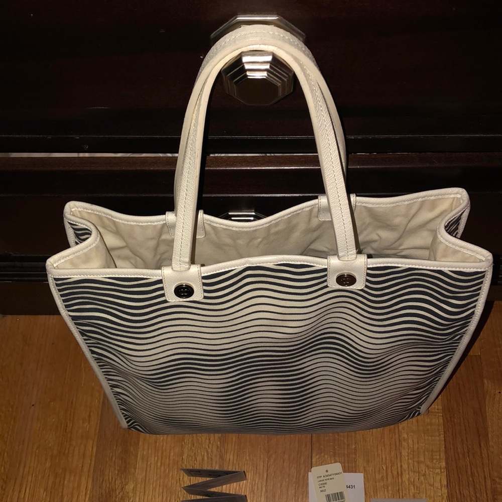 Chanel RARE illusions XL tote⭐️priced to sell!⭐️ - Picture 2 of 8
